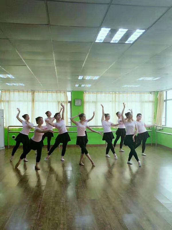 舞蹈专业学生在训练